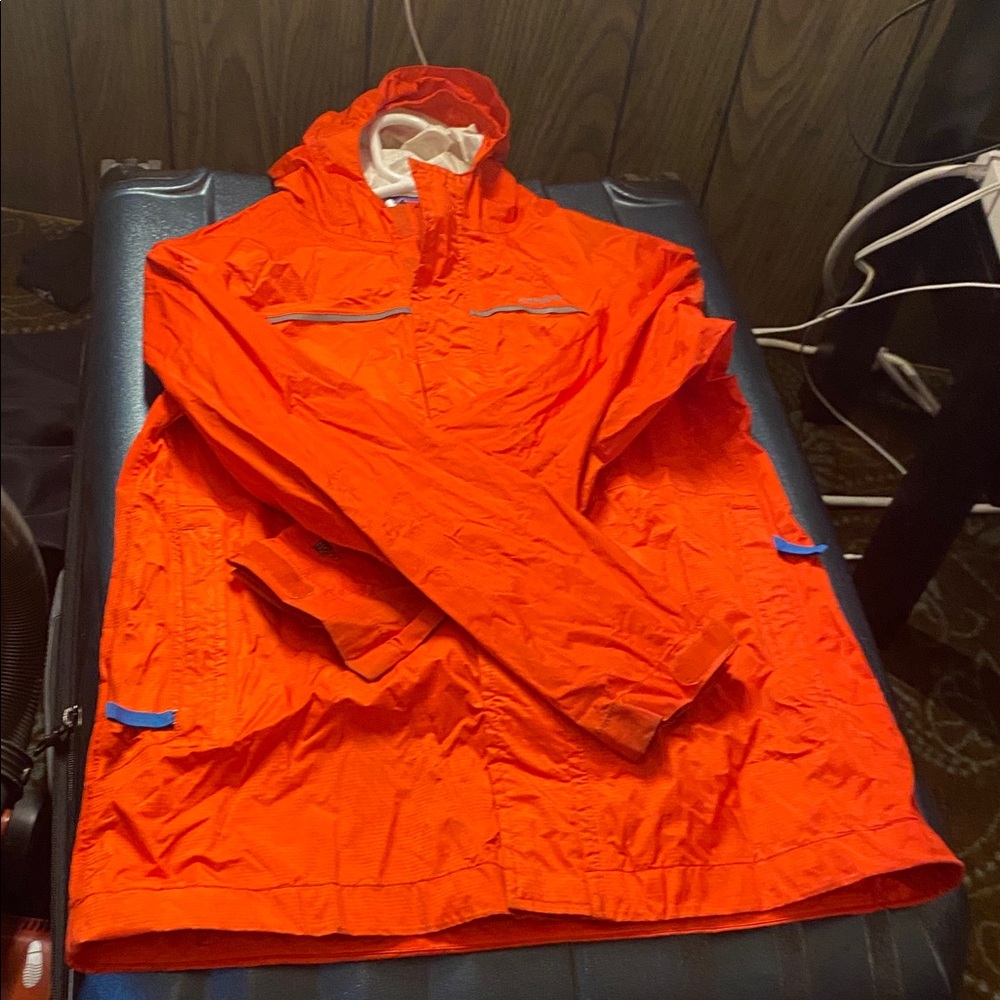 Youth Patagonia /rain jacket Red. New jacket no tags wore once!